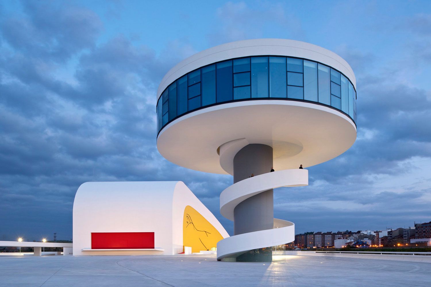 Oscar Niemeyer's MAC. Photo by Iñigo Bujedo-Aguirre.